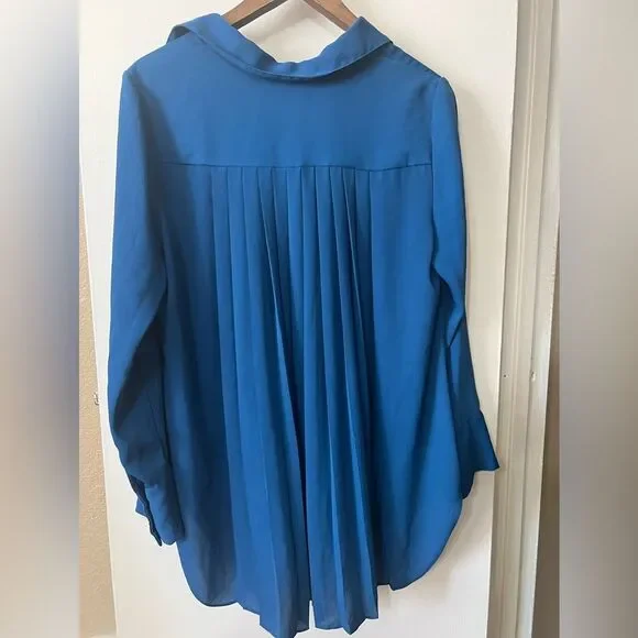 Chico’s Blue Pleated Back Blouse Sz 0 Academia Minimalist Chic Workcore Classic - Picture 5 of 8